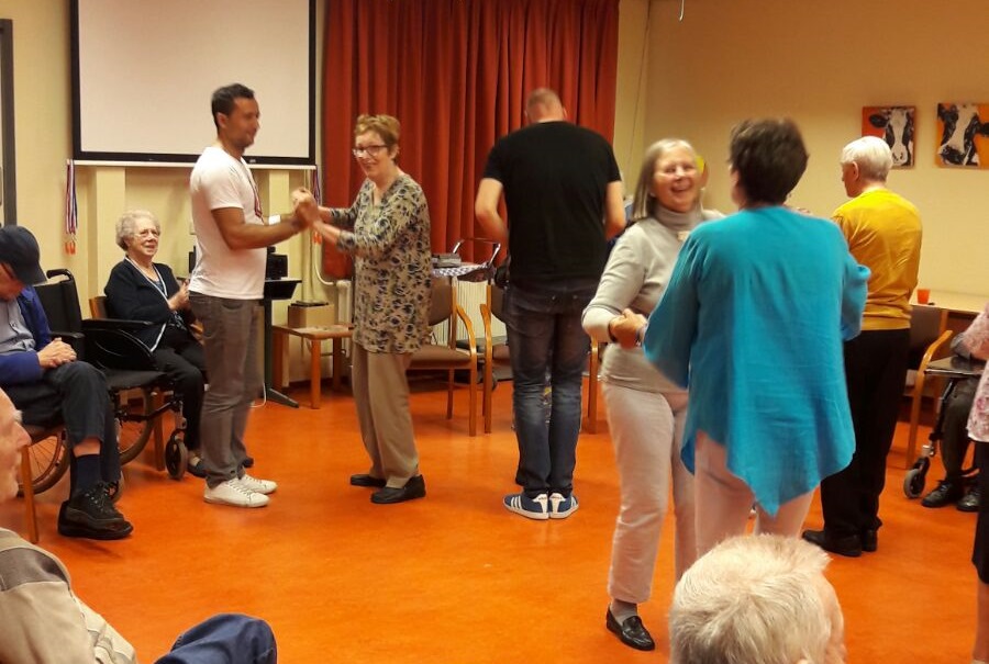 Betere Dansen met ouderen in verzorgingstehuis Overrhijn ZE-33